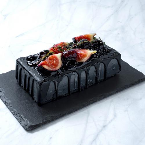 黒い皿にのったブラックパリの「ブラックフルーツチーズケーキ」