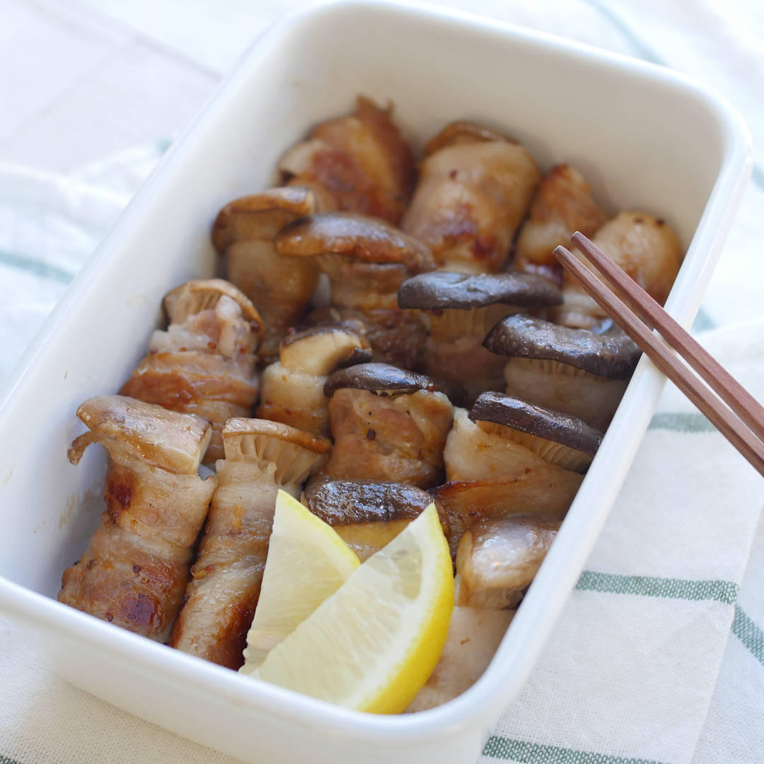白い皿にのった肉巻きエリンギのみそマスタード焼き