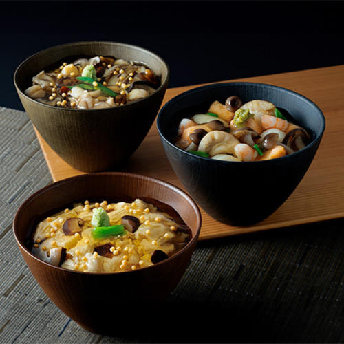 黒いどんぶりに入った3種類のあんかけ丼