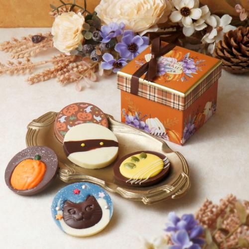 猫やかぼちゃがデコレーションされたハロウィン仕様の丸い板チョコ。