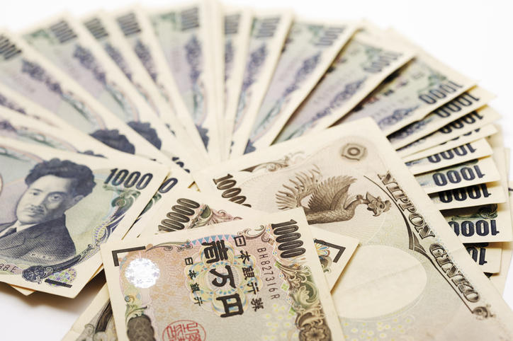 一万円札と千円札が扇形に広げられている