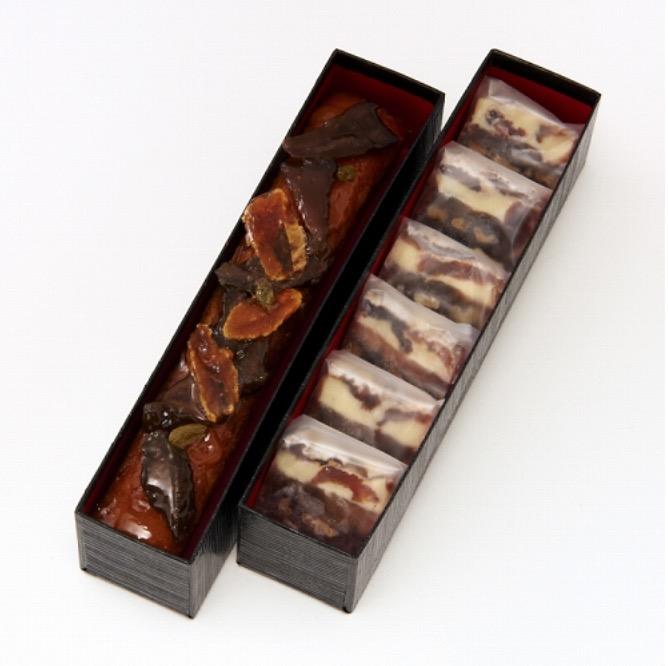 黒く細長い2つの化粧箱に入ったいちじくを使った2種類のお菓子