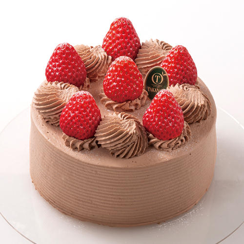 いちごがのったホールサイズのチョコレートショートケーキ。