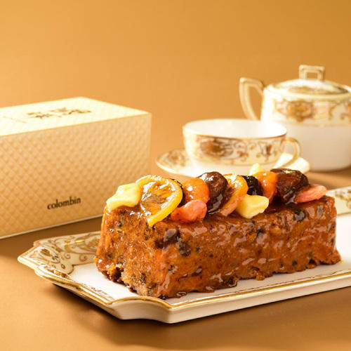 白とゴールドの皿にのった銀座コロンバン東京の「特選パウンドケーキ「國輝」」