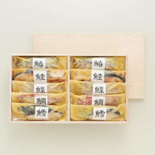 木箱に入った個包装の魚の味噌漬け5種類各2袋