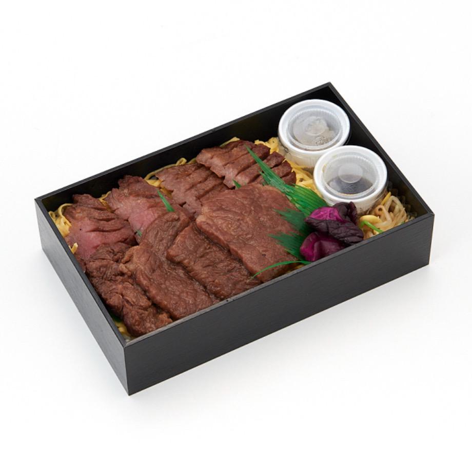 黒い弁当箱に入った牛タン弁当