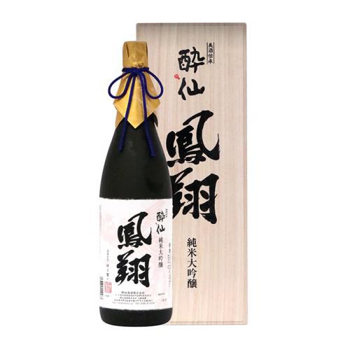  純米大吟醸 「酔仙 鳳翔」のボトルと木箱が置かれている