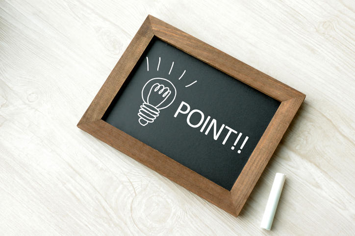 白の木目調テーブルに、POINT!!と書かれた小さな黒板が置かれている。