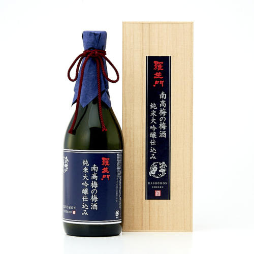「羅生門 南高梅の梅酒」のボトルと木箱が置かれている