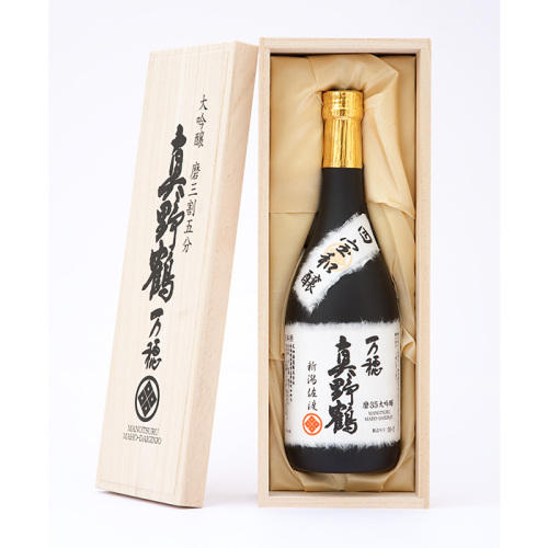木箱に入った日本酒「真野鶴 万穂」