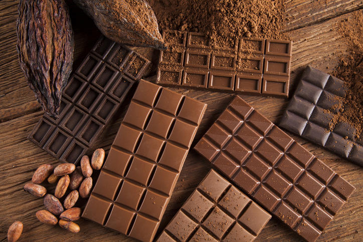 色々な板チョコレート、カカオを俯瞰した様子