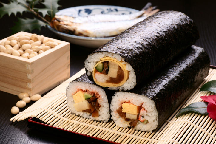 3本の恵方巻きと焼き鰯と桝に入った福豆