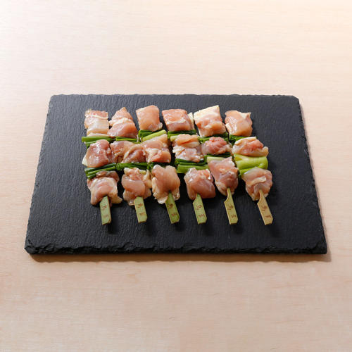 黒色の皿に、生の焼き鳥が6本並んでいる。