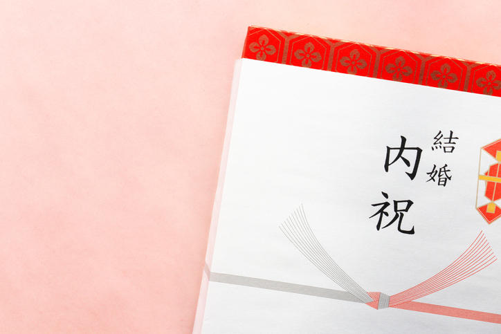 結婚内祝いの熨斗紙をつけた贈答品