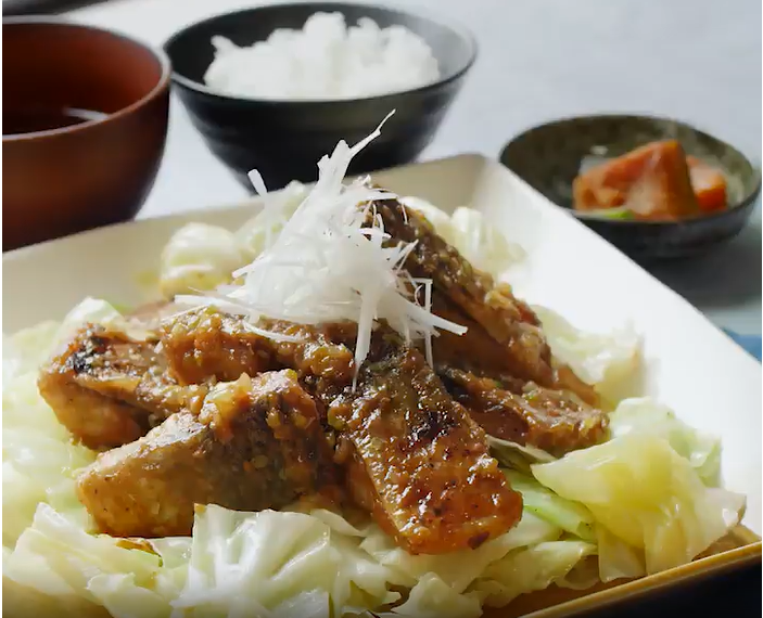白いスクエアタイプの皿に盛られた鯖のねぎ味噌焼き