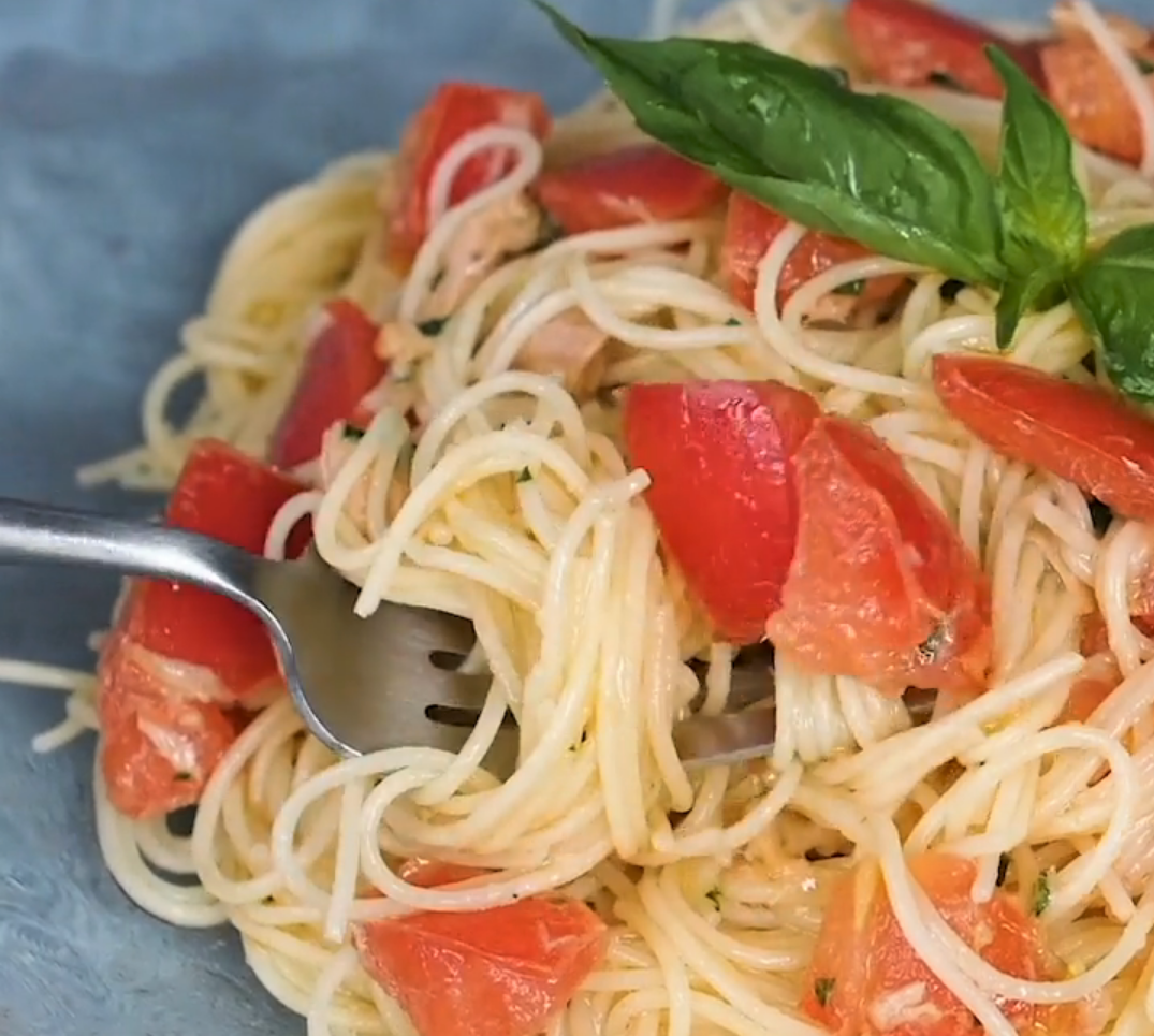 トマトとバジルの冷製パスタが器に盛られている