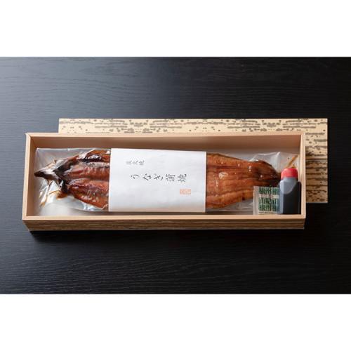 真空パックのうなぎ蒲焼き1尾とタレ、山椒がギフトボックスに入っている。