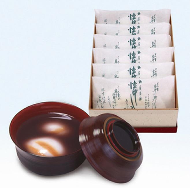 茶色い蓋付き汁椀に入ったおしること化粧箱に並んだ個包装のおしるこ