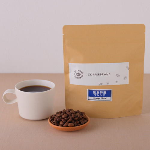 コーヒーの入ったカップにコーヒー豆が添えられている様子