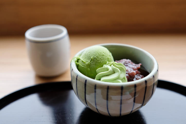 抹茶アイスとあずきが盛られた器と湯呑みが置かれている。