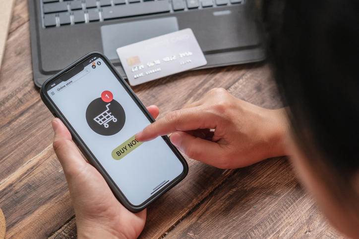 スマートフォンでオンライン通販を利用している
