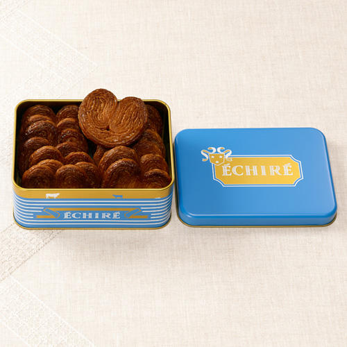 ブルーの缶に入れられた、エシレバターを使ったパイ菓子の詰め合わせ