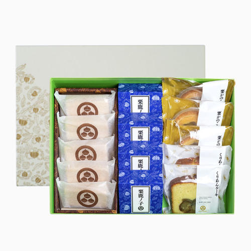 緑色の箱に入った小布施堂の栗鹿ノ子、栗最中、タルトとケーキ