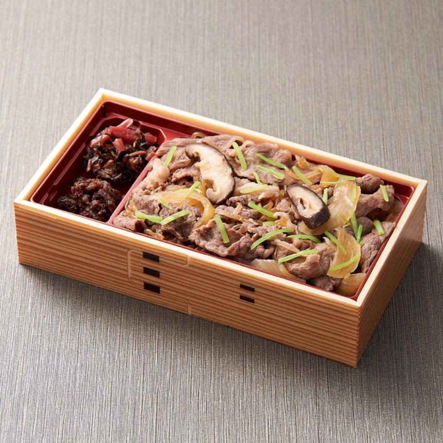 四角いわっぱの弁当箱に入った特製すき焼き弁当
