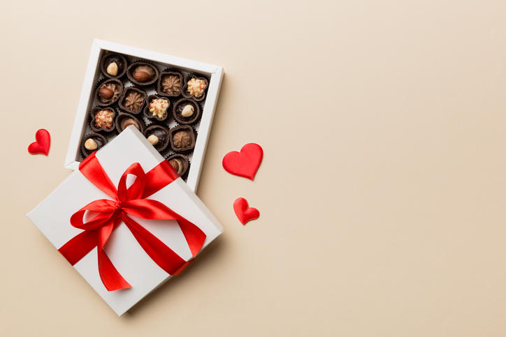 赤いリボンのかかった白い箱入りのチョコレート