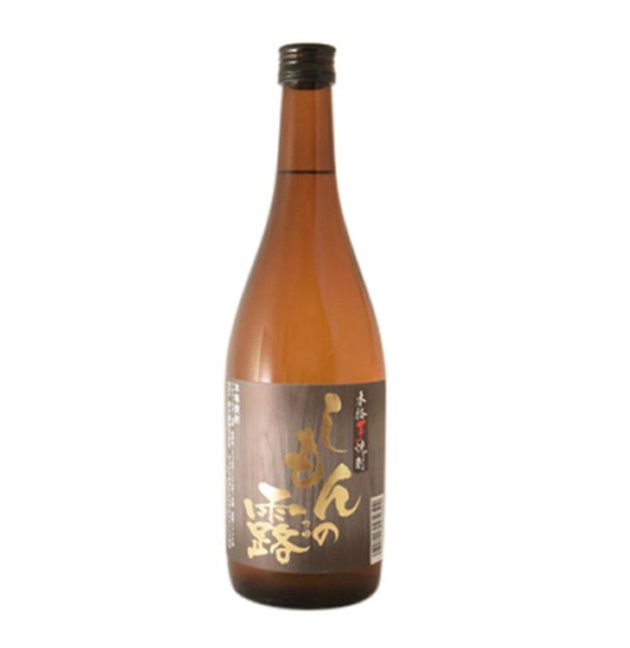 グレーの背景に金色の文字が入ったラベルが貼られた茶色い焼酎ボトル