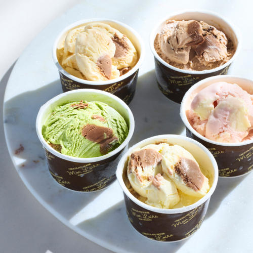 カップに入った、生チョコレートを練り込んだアイスクリーム