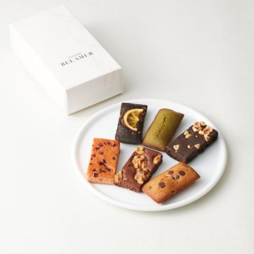 白色の皿に5種類の焼き菓子がのっている。
