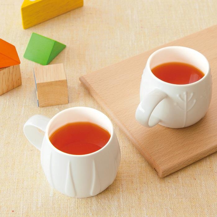 紅茶の入ったマグカップと積み木が机に置かれている