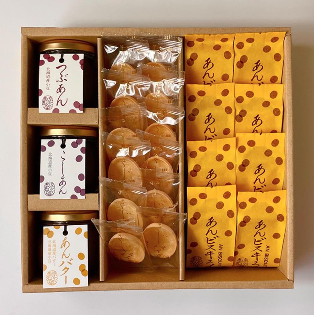 段ボールのギフトボックスに入った3つの瓶入り餡子と個包装のお菓子