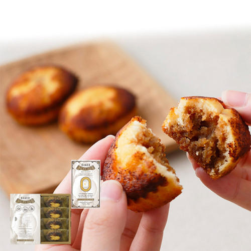「シーキューブ」の「焼きティラミス」を、手で半分に割っている様子