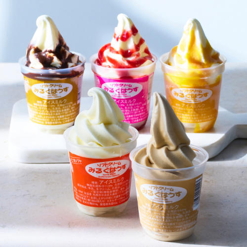 カップ入りソフトクリームが5個並べられている。