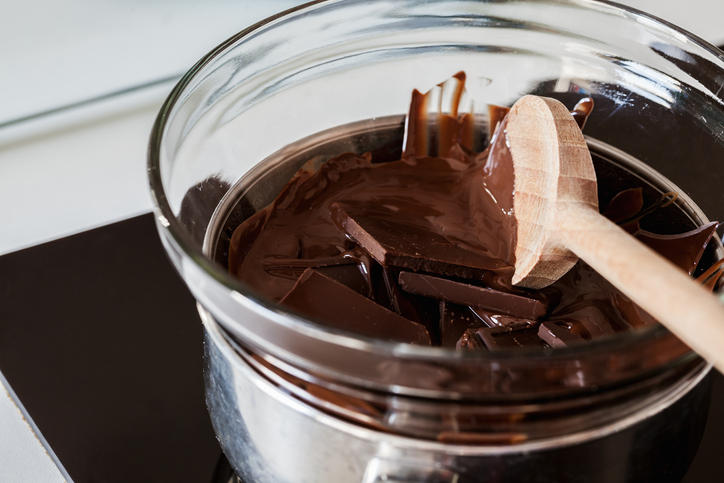ボウルに入れられたチョコレートが溶かしきれていない