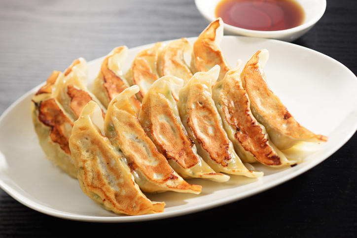 白い皿に、焼き餃子が12個盛られている様子