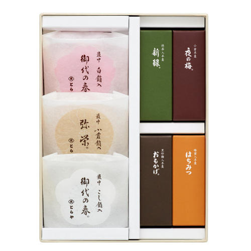 クリーム色の箱に入ったとらやの羊羹・最中詰合せ