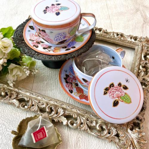 ティーバッグが入った花柄のカップ&ソーサー缶が2つ置かれている。