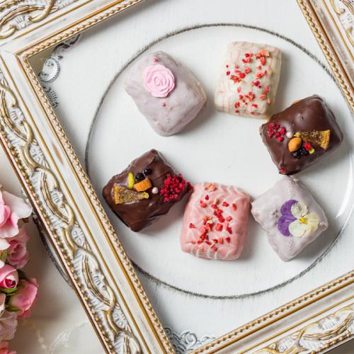 華やかな洋皿に盛られた色とりどりのチョコレートラスク