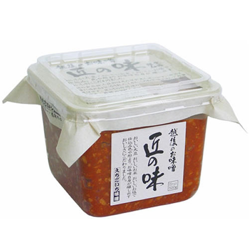 白い背景に置かれたパック入り味噌