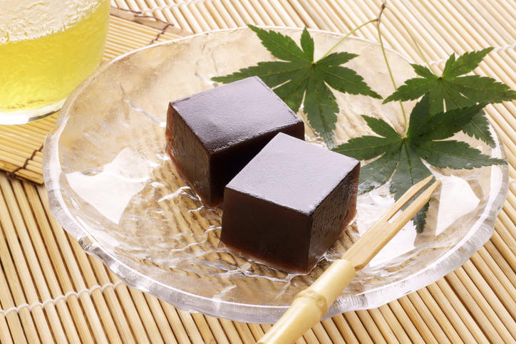 ガラスの皿に盛られた水羊羹