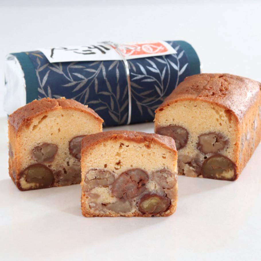 青い和紙に包まれた1本のパウンドケーキの手前に置かれたスライスされたパウンドケーキ