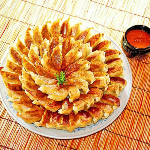 「元祖 ぎょうざ苑」の「神戸っ子餃子60個」と「味噌だれ」が並べられている様子