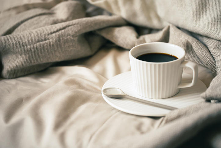 ベッドの上のコーヒー