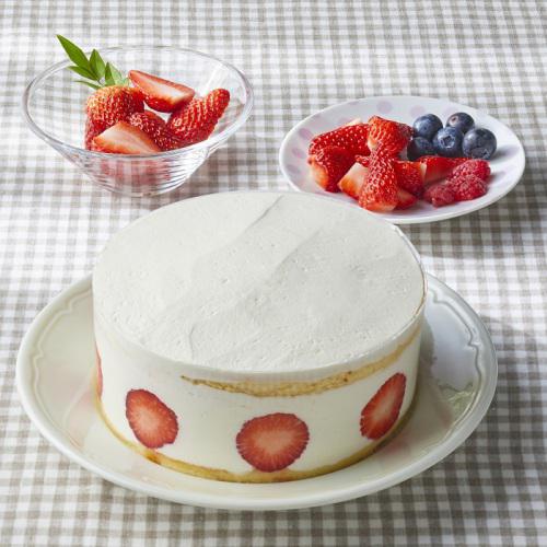 白い皿に置かれたケーキの土台と小皿に盛られた3種のベリー
