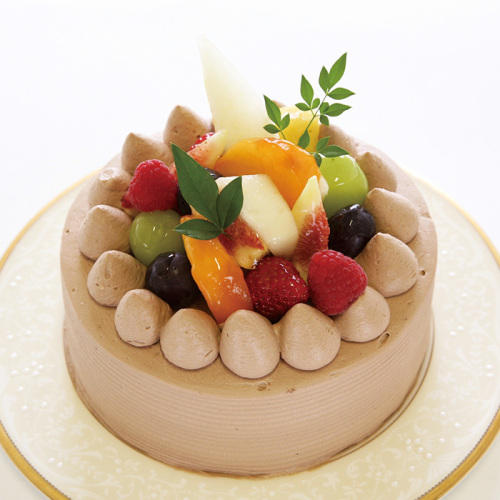 フルーツがたっぷりトッピングされたチョコレートケーキ