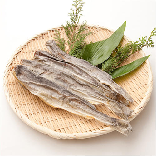 ザルに乗せられたこまいの干物