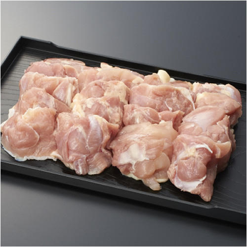 黒い皿にのった鶏肉専門店 鳥芳の「阿波尾鶏 角切り(もも肉)から揚げ・焼物用500g」
